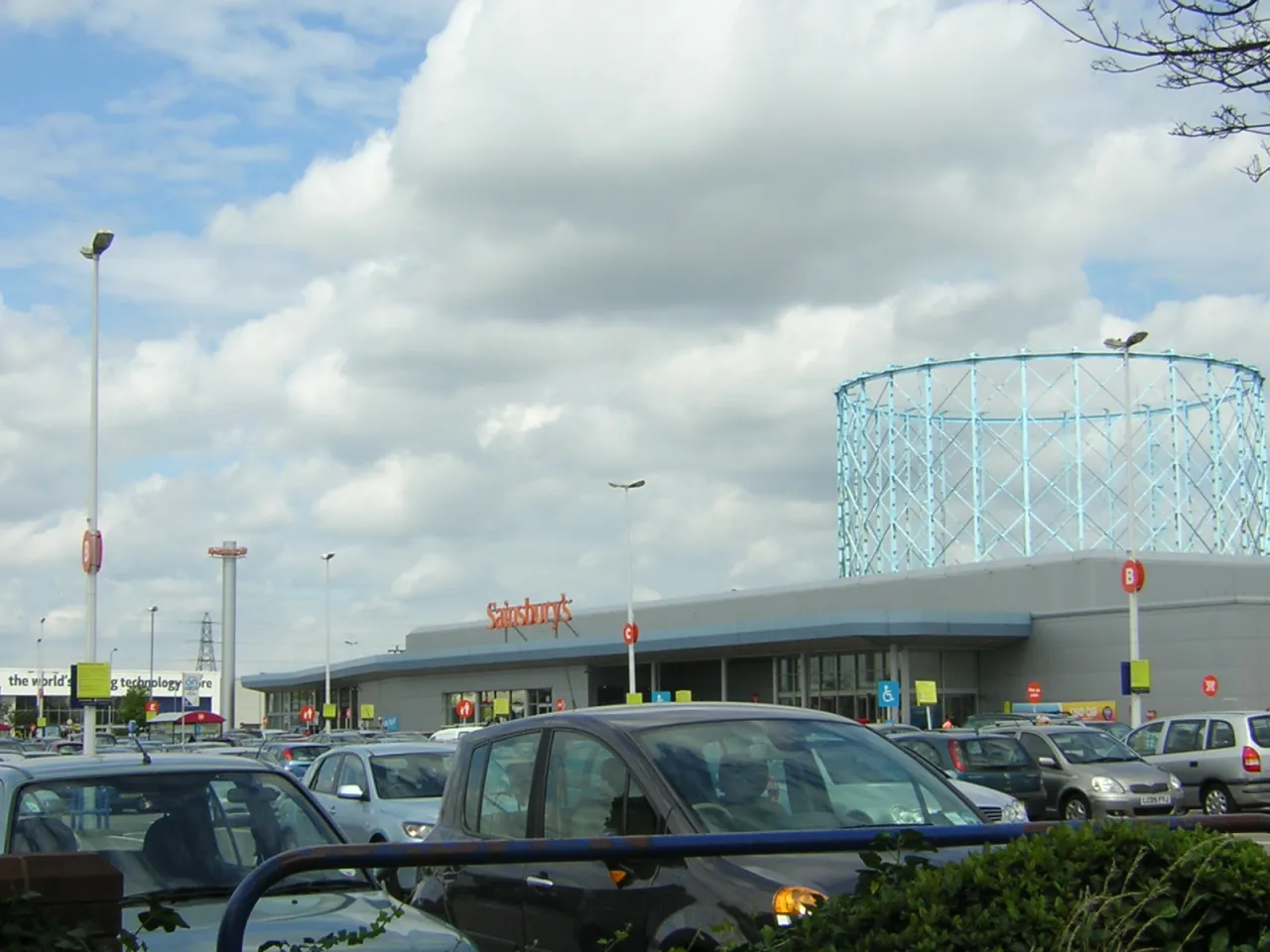 Purley Way retail park near Broad Green, with supermarket and cinema buildings