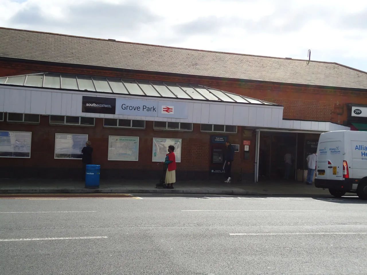 Grove Park railway station building and entrance
