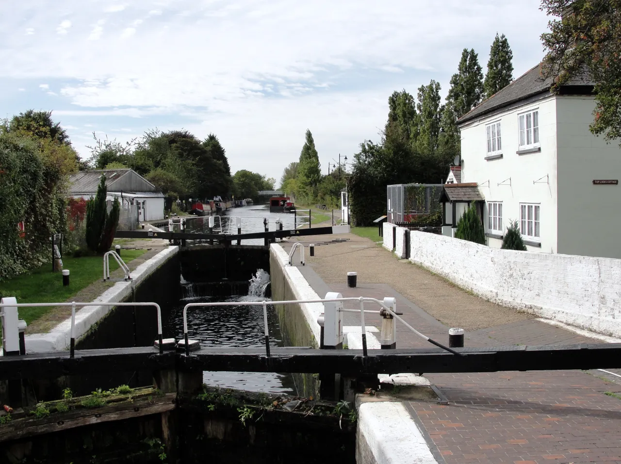 Lock and lock-keeper's cottage on the Grand Union Canal at Norwood Green, Southall