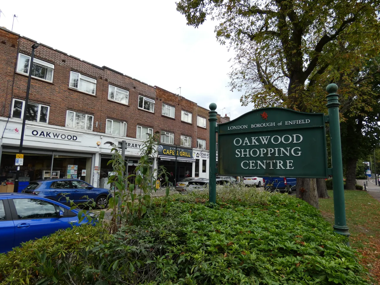 The Oakwood Shopping Centre parade on Bramley Road