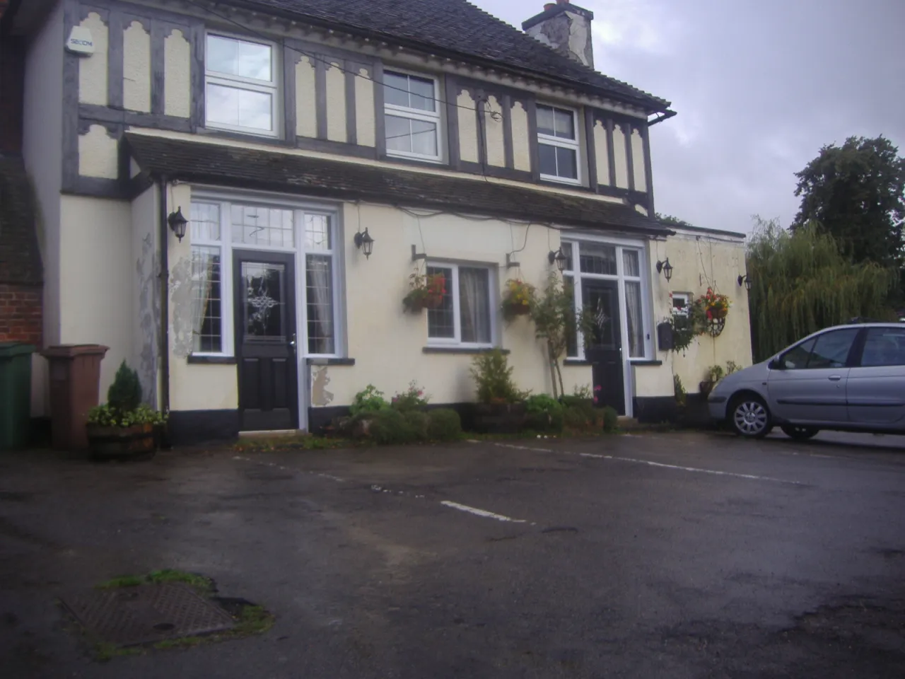 Village pub and buildings in Knockholt, near Pratt's Bottom