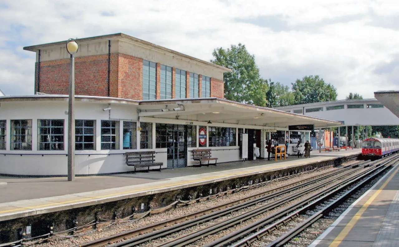 Sudbury Town station platform, Piccadilly line, Brent